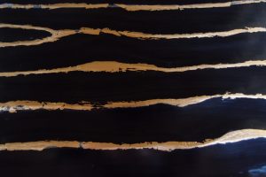 Feuille d’or sur bois laqué noir